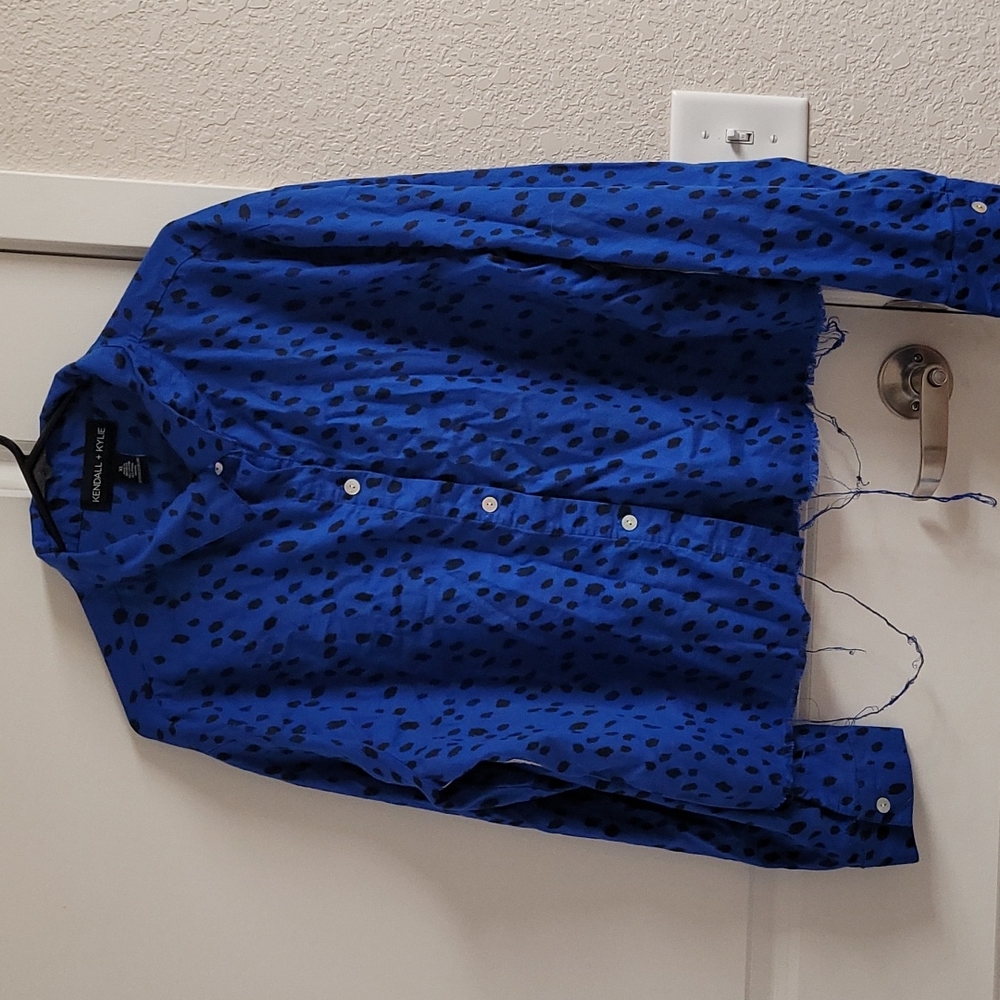 Kendall + Kylie Blue Spotted Button Front Shirt Sz XL semi distressed.